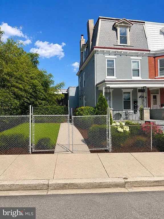 3 bed, 3.5 bath, 3323 sqft, $2,400 — Photo 1