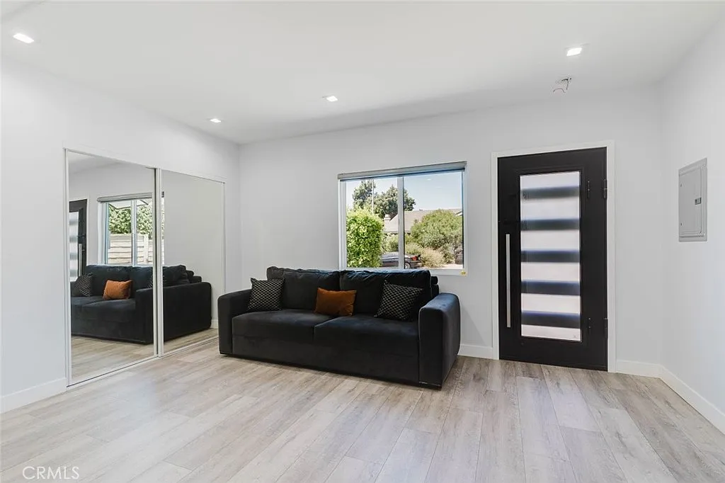 Studio, 800 sqft, $1,800 — Photo 4