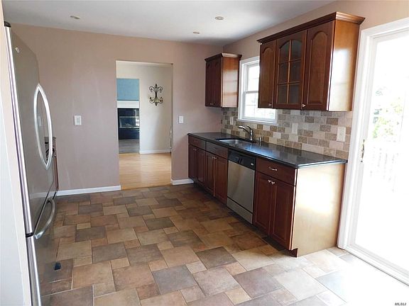 5th image of 95 Sunwood Dr