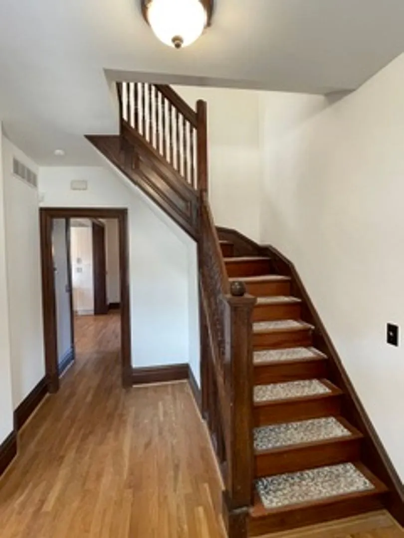 3 Level Fountain Park 4 bedroom. 3.5 bathroom rehabbed home. — Photo 2