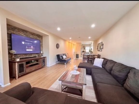 4th image of 849 E Promenade