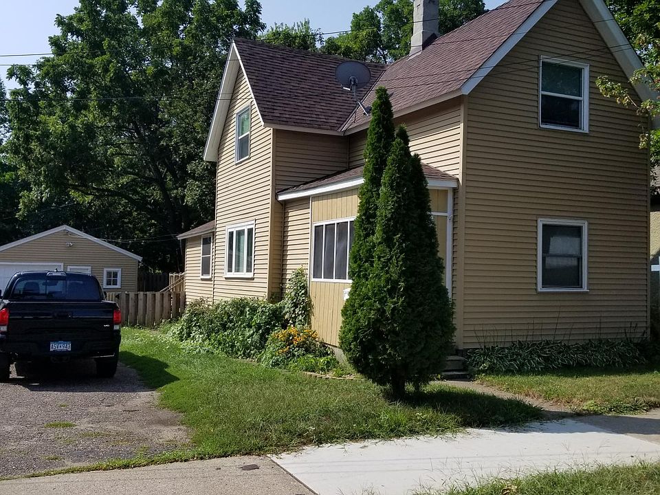 1st image of 32 18th Ave NE