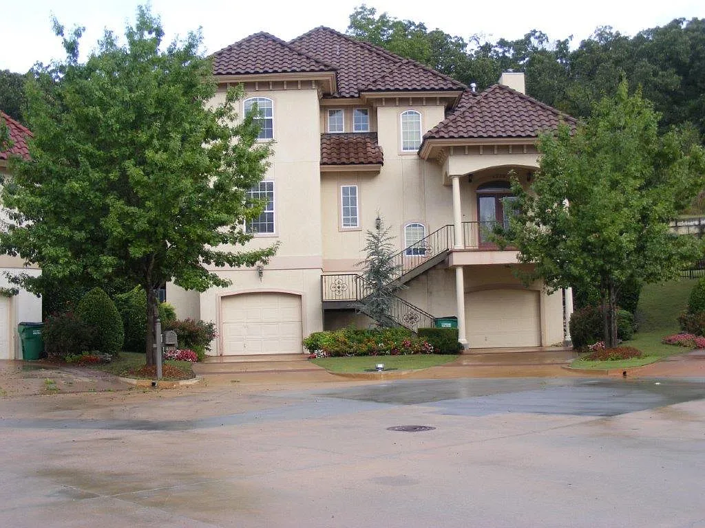 4 bed, 3.5 bath, 2500 sqft, $2,700 — Photo 1