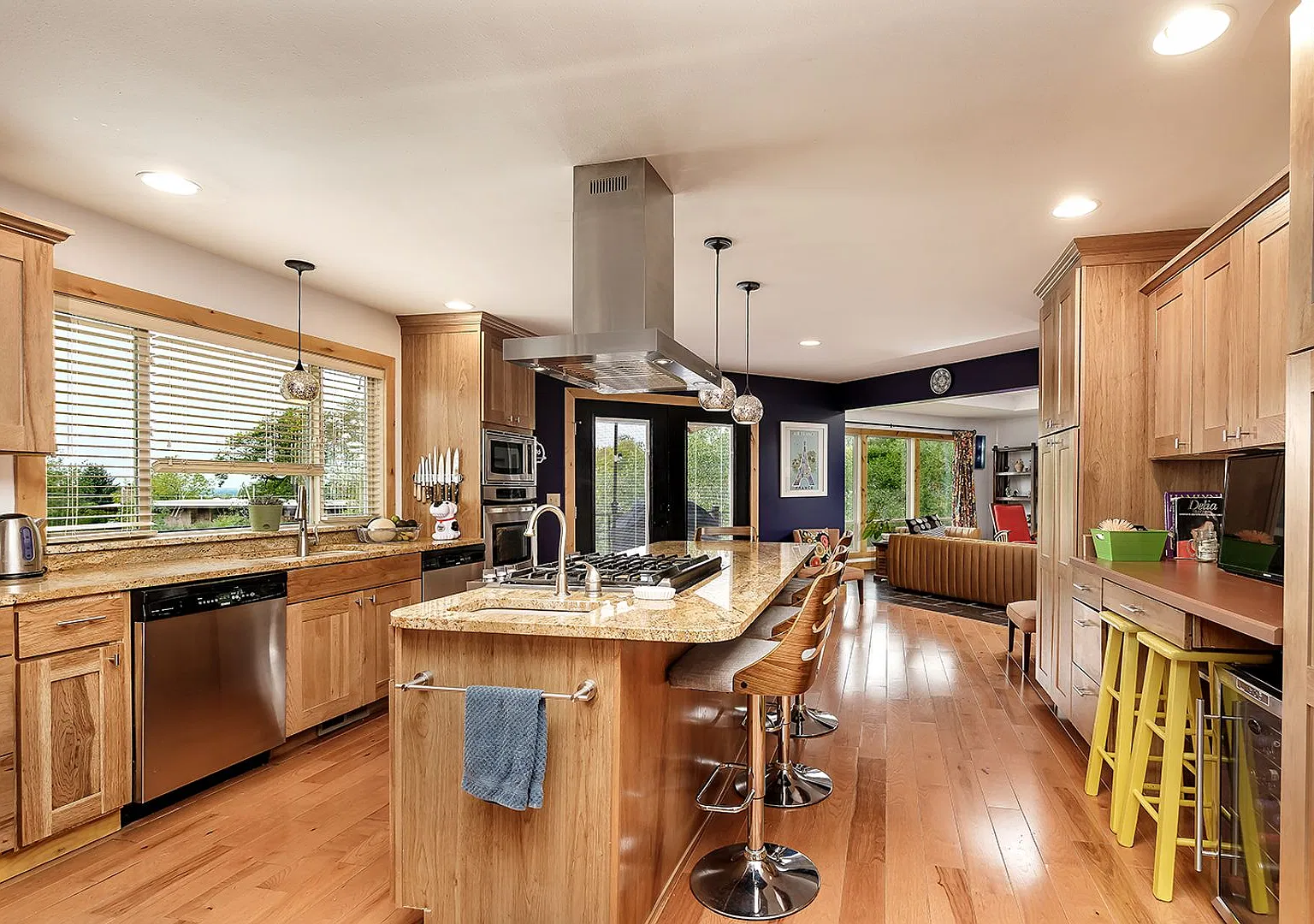 Large 4 Bedroom Home With Garage - All Utilities Included — Photo 2
