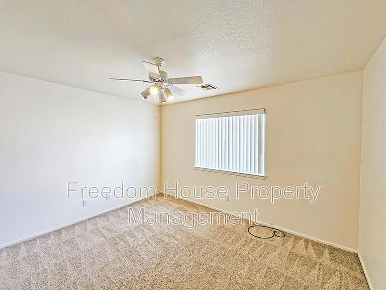 1850 Pershing Ave — Photo 10