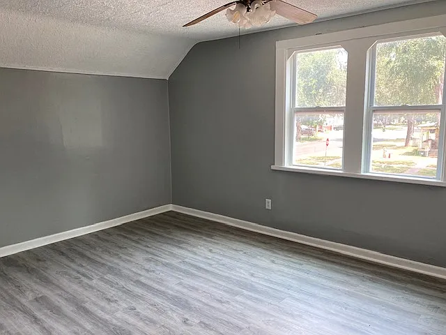 304 W 8th St — Photo 10