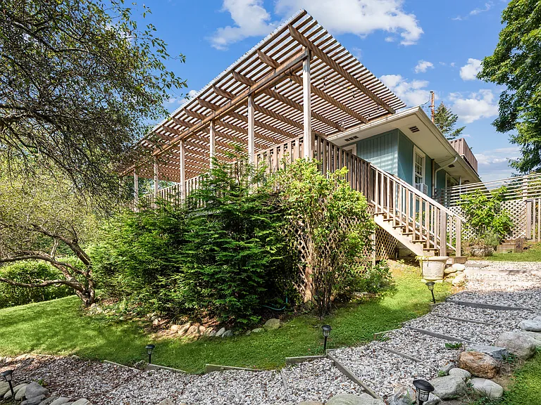 75 Bryan Rd — Photo 29