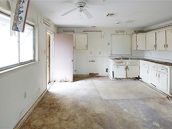 3rd image of 3227 Lancaster St