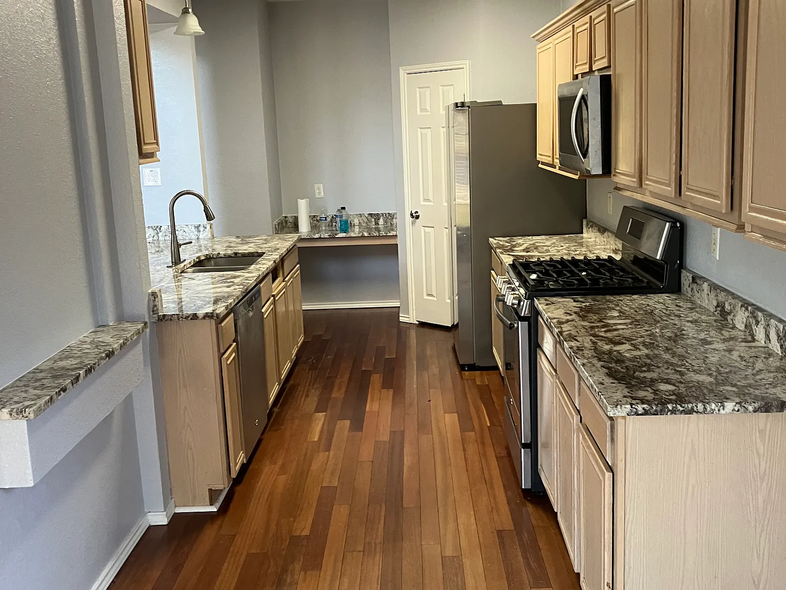 5 bed, 3199 sqft, $3,200 — Photo 4