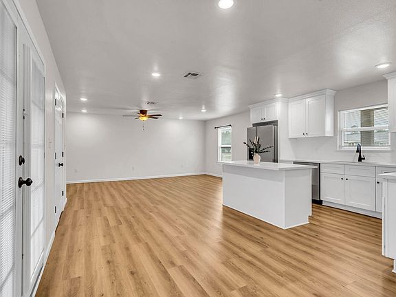 5th image of 845 Connecticut St