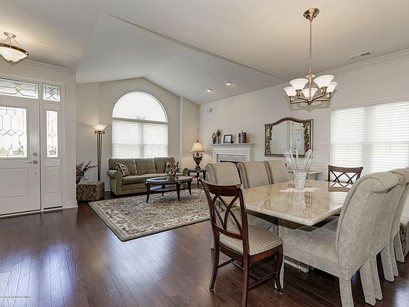 3rd image of 8 Stone Harbor Drive