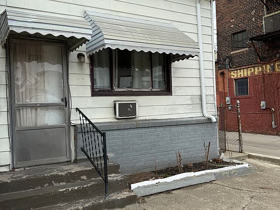5th image of 2739 Belmont St Unit 3