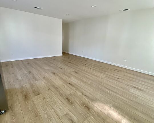 3rd image of 935 1/2 E Fairview Blvd