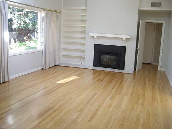 Family Room-gas fireplace