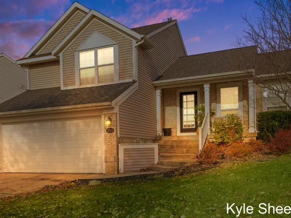 3715 S Falling Leaf Dr SE, Kentwood, MI 49512