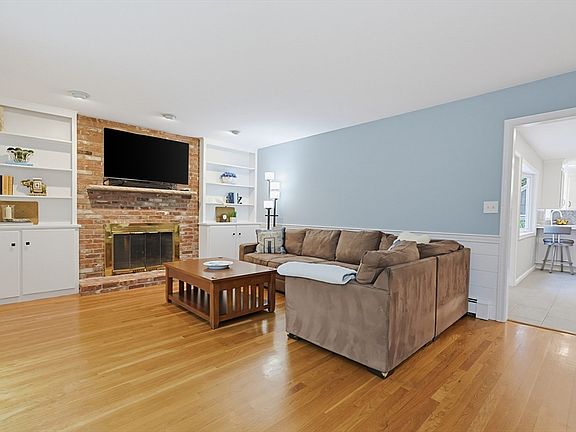 5th image of 92 Plain St