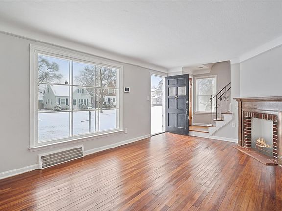 3rd image of 22370 Lakemont Ave