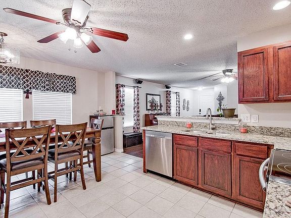 3rd image of 904 Anvil Creek Dr