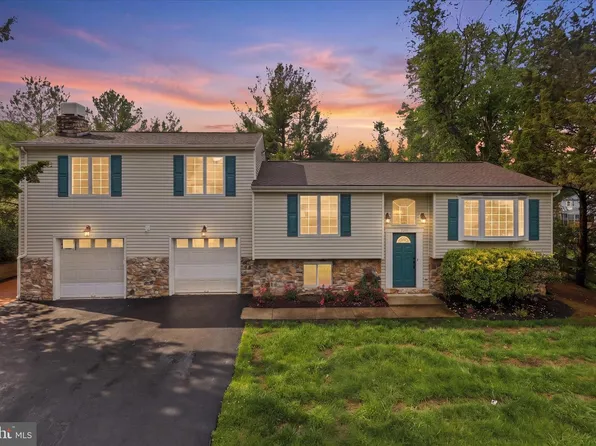 12821 Pinecrest Rd, Herndon, VA 20171