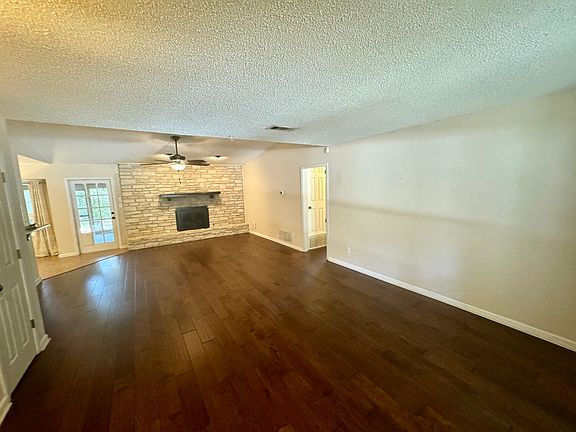 3rd image of 1006 N Bend Dr