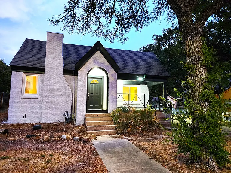 2114 N Elm St — Photo 3