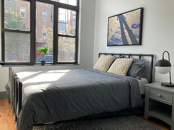 3rd image of 237 Montrose Ave #3L