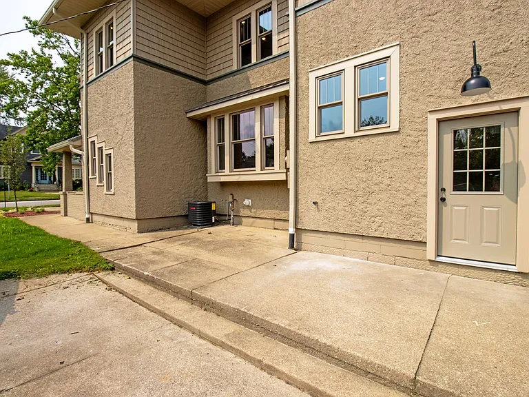 105 E Paradise St — Photo 7