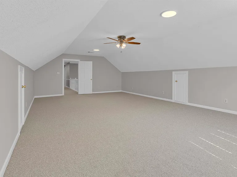636 Fox Chase Cv N — Photo 32