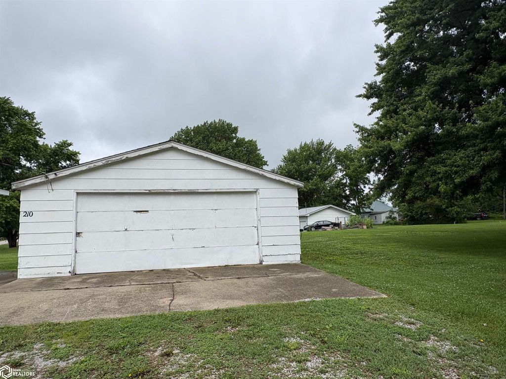 210 S Maple, Cincinnati, IA - View 2