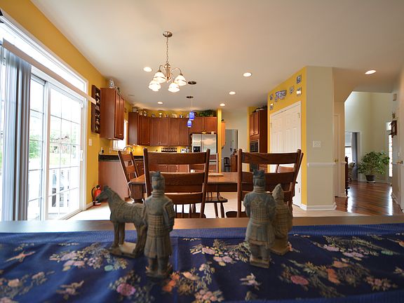 Laundry room (right).