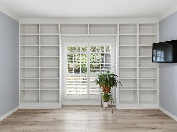 5th image of 2437 W Bayshore Rd