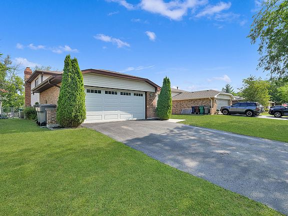 3rd image of 8840 Leslie Dr