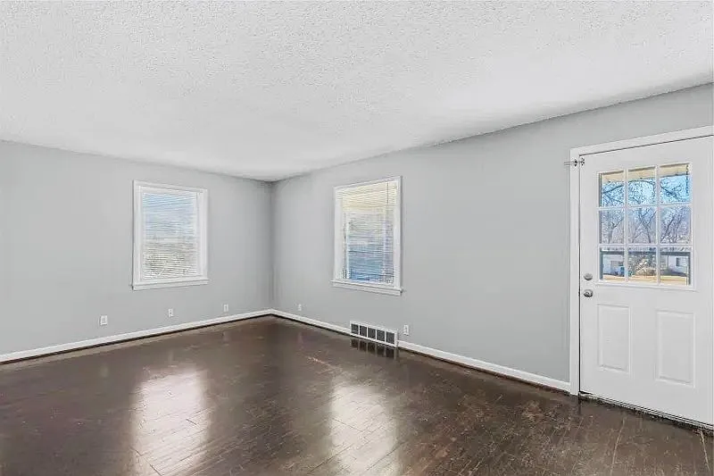 3 bed, 945 sqft, $1,150 — Photo 2
