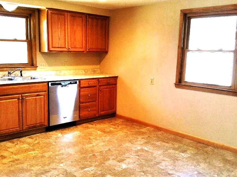 93 Foster Ct — Photo 2