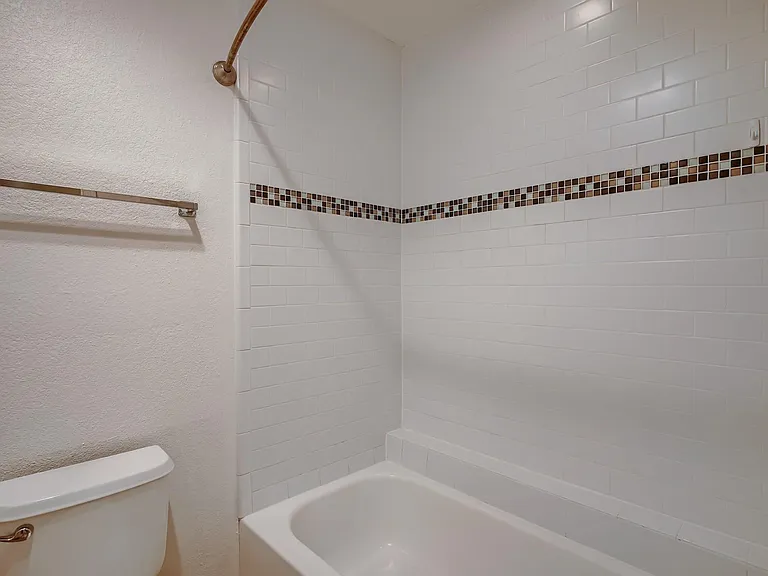 7685 Northcross Dr #323 — Photo 16