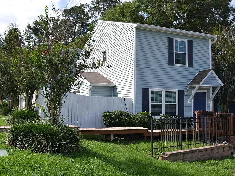 697 Timberwood Cir E — Photo 2