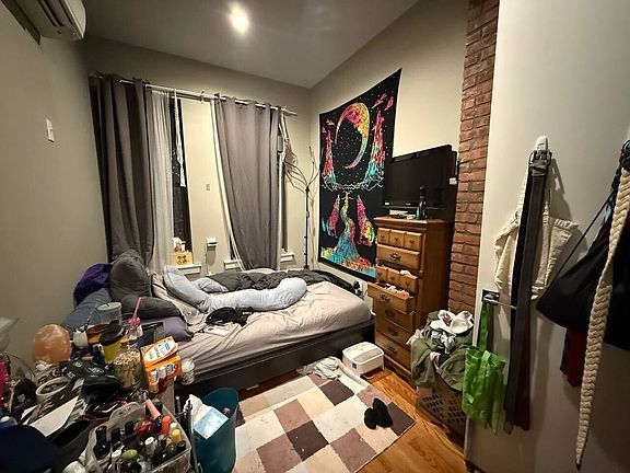 5th image of 269 Kosciuszko St APT 1R