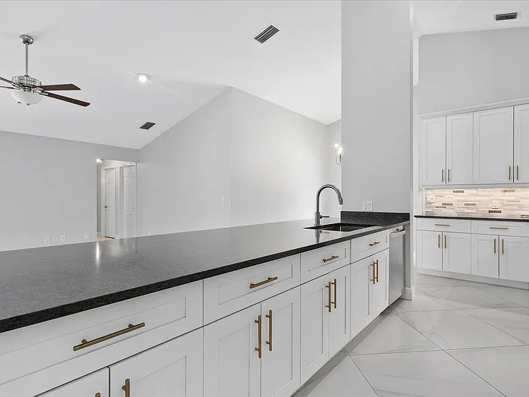15575 Woodmar Ct — Photo 13