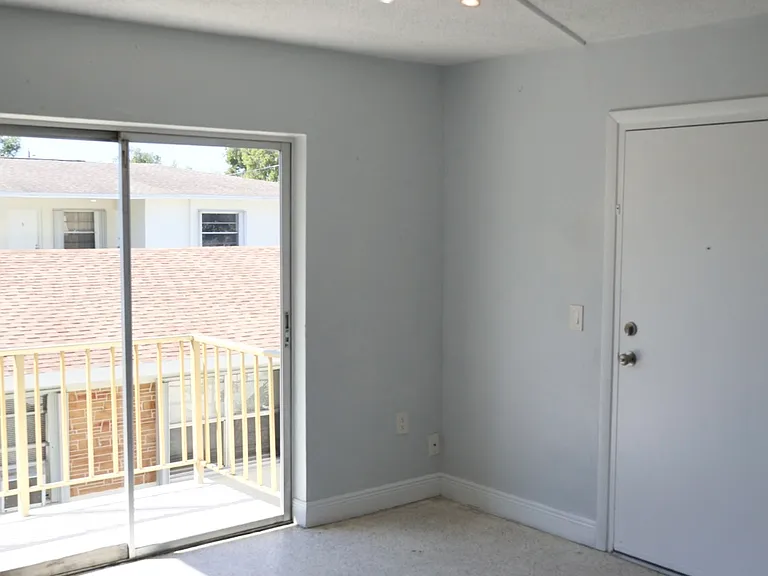 528 SW 6th St #6 — Photo 2