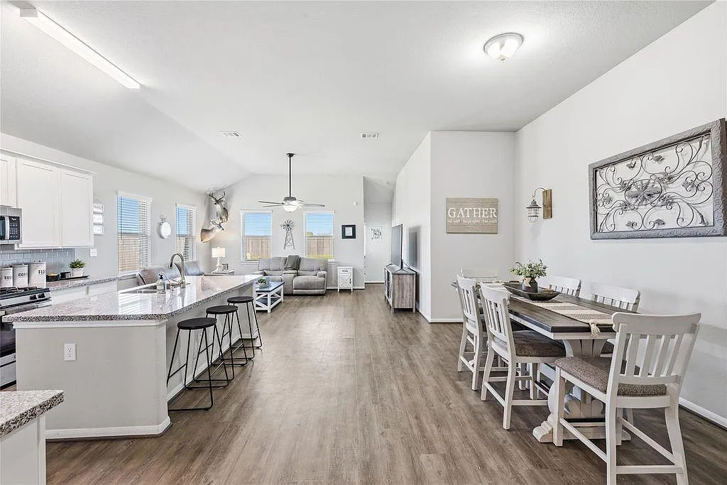4 bed, 2.0 bath, 1821 sqft, $2,600 — Photo 3