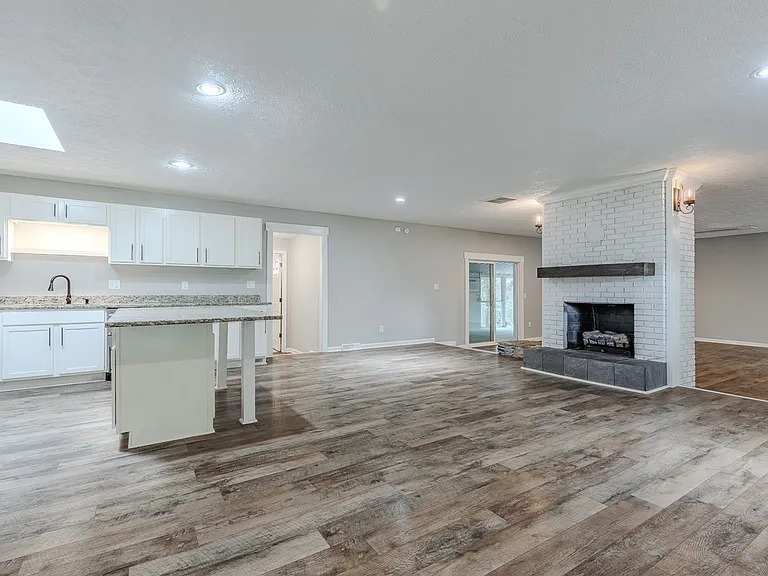 343 Meadowview Dr — Photo 3