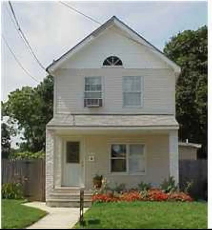 563 Winter St photo 1