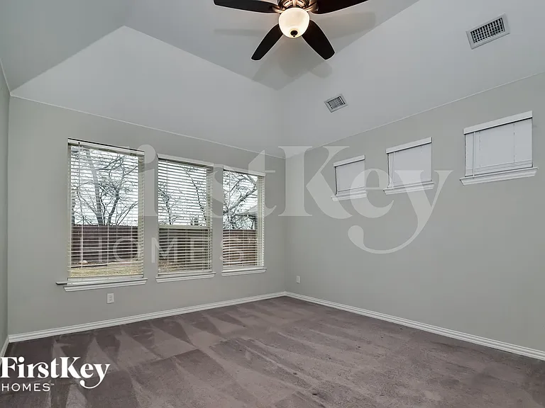 2815 Willow Ln — Photo 6