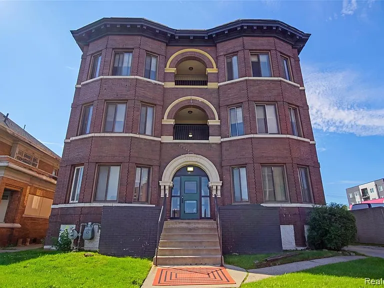 68 E Willis St #10 — Photo 1
