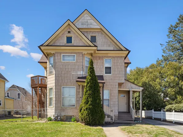 915 Clay St, Cedar Falls, IA 50613