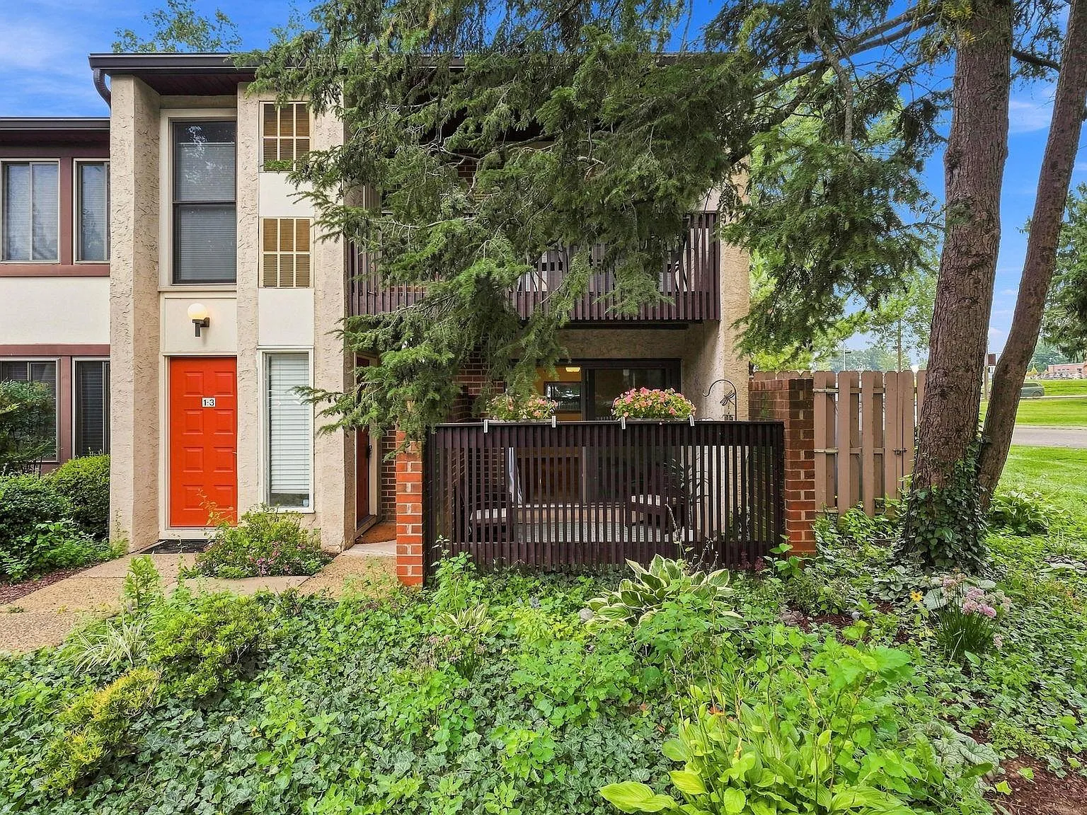 1 bed, 1.0 bath, 880 sqft, $2,000 — Photo 2