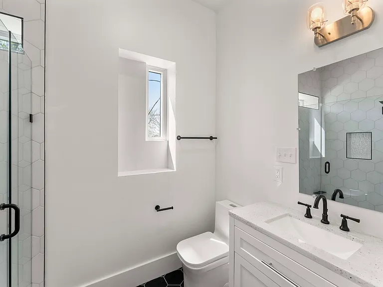 203 Nelson St — Photo 18