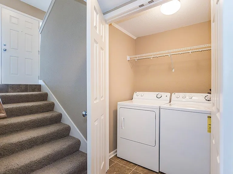 Parkway Oaks Townhomes and Duplexes — Photo 22