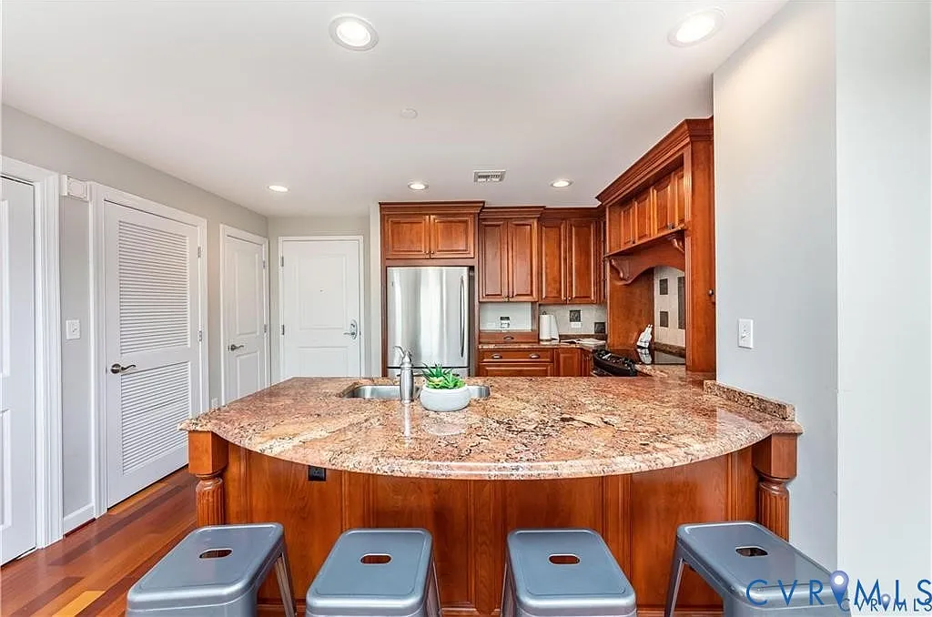 2 bed, 2.0 bath, 1037 sqft, $2,450 — Photo 2