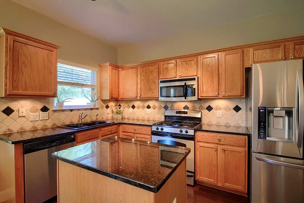 3 bed, 2.5 bath, 1975 sqft, $2,100 — Photo 2